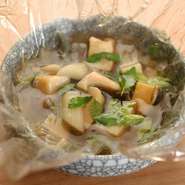 旬のさまざまな食材を、毎日引いているカツオの出汁で味付け。食材の香りが抜けないよう、最高220度の耐熱性ラップで包み、香りを閉じ込めて仕上げた一品です。お椀とはひと味違う、季節の香りをご堪能ください。　