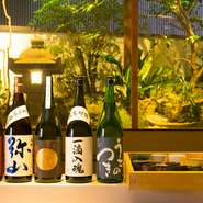 広島県の日本酒をメインに、種類豊富な日本酒をラインナップ。和食との相性も抜群で、熟練の業が織りなす絶品料理をより一層際立たせてくれることでしょう。美酒佳肴を存分に楽しむことができる一軒です。

