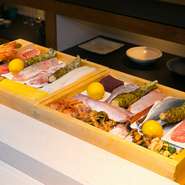 食材は、広島県産の魅力的な食材が中心。瀬戸内海の海の幸、広島牛、廿日市市吉和の山葵など、それぞれの素材の持ち味を引き出した料理で味わえます。広島に観光で訪れた際にも立ち寄りたい一軒です。