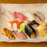瀬戸内海の旬の地もの魚や広島牛の炙りを使用した握り。シャリは、米酢と赤酢が絶妙なバランスで配合されたまろやかな味わいです。カウンター席では1貫ずつ供され、4種類の醤油を魚に合わせて提供してもらえます。