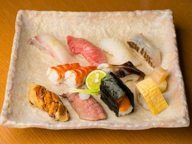 新鮮な地魚や広島牛の炙りを贅沢にいただく『おまかせにぎり』
