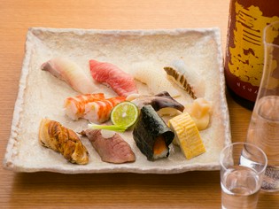 地元の新鮮な魚介をふんだんに盛り込んだ『おまかせ握り寿司』