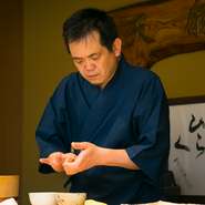 広島のおいしいものを、よりおいしく食べてもらいたいという思いを込めて、日々料理を提供しています。地元の人はもちろん、他県、海外などからお越しの方にも、広島の魅力を感じていただければうれしいです。
