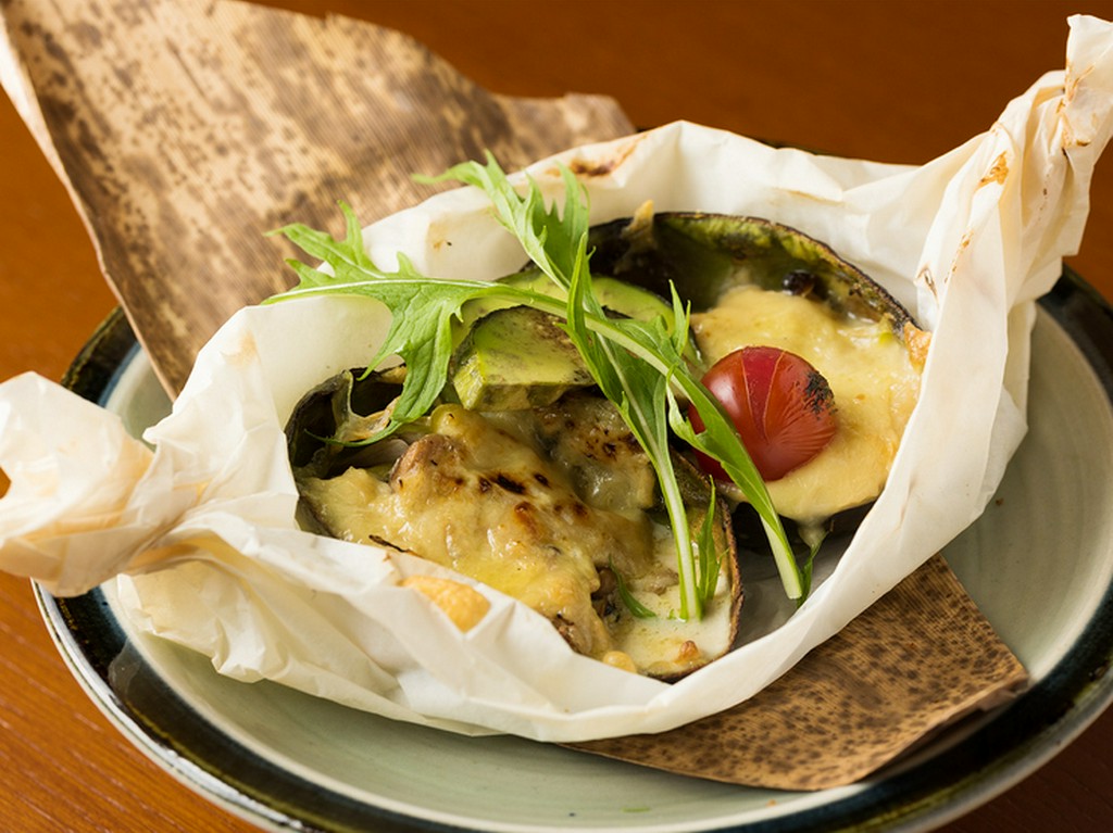 これぞ和風創作料理！『きのことアボカドのグラタン風』