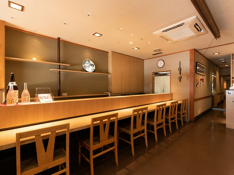 カウンターは、料理長や女将、スタッフとの会話を楽しめる特等席
