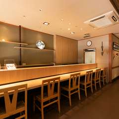 カウンターは、料理長や女将、スタッフとの会話を楽しめる特等席