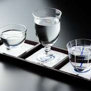 全国の地酒が厳選されており、料理に合わせて日本酒を提案するなど、ペアリングもしてくれます。中でもおすすめは、山口の銘酒を味わえる『利き酒セット』。『獺祭』・『東洋美人』・『貴』の三種類が味わえます。