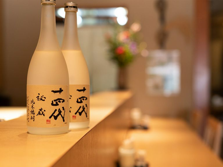 カウンターと個室からなる、落ち着いた和の空間