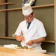 お客様の要望には、どんなに忙しくても臨機応変に対応するという木村氏。苦手な食材を違う食材へ変更するなど、細やかに配慮してくれるので、おもてなしの席にも最適です。