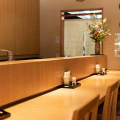 料理長との会話を楽しめるカウンターで、寛ぐひととき