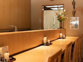 料理長との会話を楽しめるカウンターで、寛ぐひととき