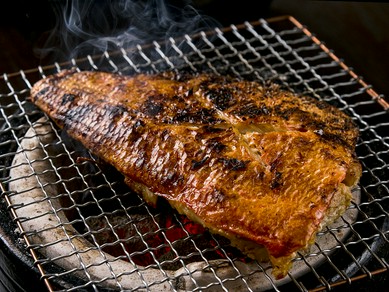 炭火焼きならではの味わい。しっとりとした身と香ばしい皮が醍醐味の『特大金目鯛一夜干し』