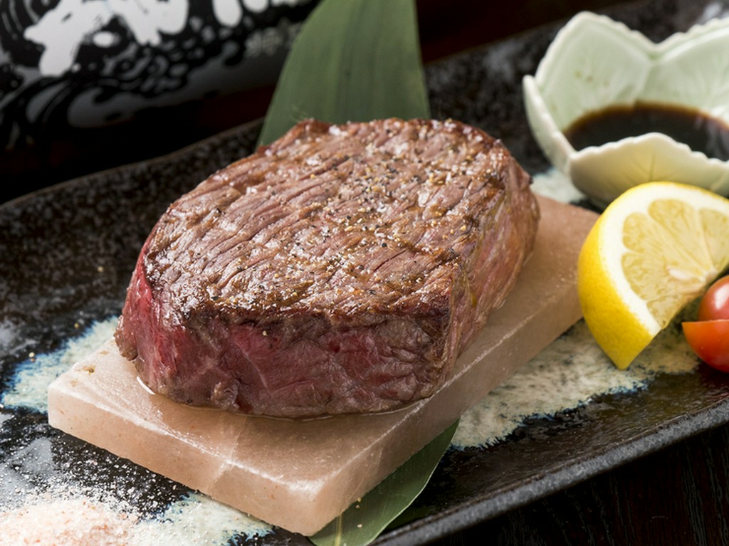 柔らかく風味豊かなランプ肉の旨みをストレートに味わえる『特和牛赤身肉ランプステーキ岩塩焼』