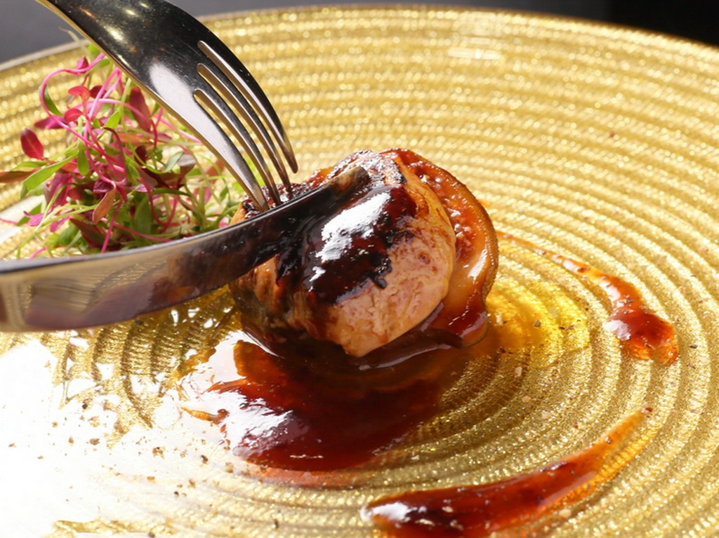 経験豊富な料理人が選りすぐりの食材でおもてなし