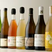 フランス産ワインを中心に扱っており、ボトルワインも豊富。ソムリエ葉山考太郎氏のアドバイスによる本格的なペアリングも堪能できます。レアなナチュラルワインに出合えることも。