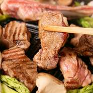 鍋にスリットが入り、炭火が肉や野菜に直接当たります。遠赤外線効果で肉はふっくら焼き上がり、野菜は甘みがアップ。肉はもみダレのゴマ油でコーティングされているので、肉汁でベチャベチャすることもありません。