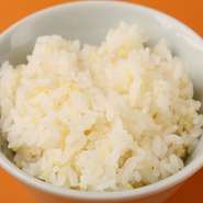メインのご飯は、北海道産の一等地米のななつぼしを使用。そこに少量のいなきび（雑穀）をブレンドしてガス釜でふっくらと炊き上げています。ツヤツヤして甘みがあり、ジンギスカンとの相性が抜群です。
