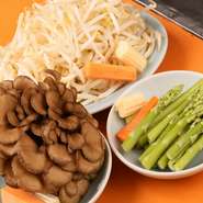 北海道産の野菜を中心に、旬の野菜をジンギスカンと焼くのがおいしい！　定番のもやしをはじめ、舞茸とアスパラガスも不動の人気を誇ります。なお、玉ねぎは無料で付いてきます。