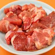 ラムのバラ肉で、アバラとロースの2つの部位の味が楽しめます。ていねいに手切りすることで筋や質の悪い脂部分はあらかじめ取り除き、甘みのある上質な部分だけを提供しています。