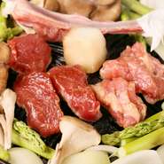 ラム肉は、ニュージーランドで飼育された最高ランクのサフォーク種を使用。生後1年未満の生肉なので臭みはゼロ！ ブロックを手切りでカットし、筋などは丹念に取り除いておいしい部分だけを提供します。