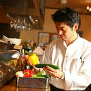 海鮮は、金沢港から直送。活きの良さは、漁師のお墨付きです。肉は、旨みが凝縮した上州牛の熟成肉、ヘルシーなハーブ豚、自然の中で育った赤城鶏を使用。目利きの野菜ソムリエが、群馬県産の新鮮野菜を選びます。