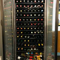 種類豊富なワインとバルメニューのマリアージュが楽しめる