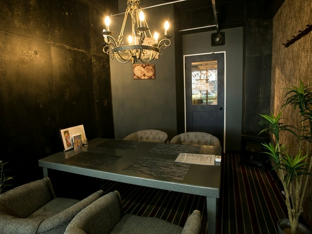 シックなインテリアの個室で、大切な人のもてなしやお祝いを