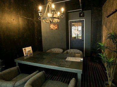 シックなインテリアの個室で、大切な人のもてなしやお祝いを