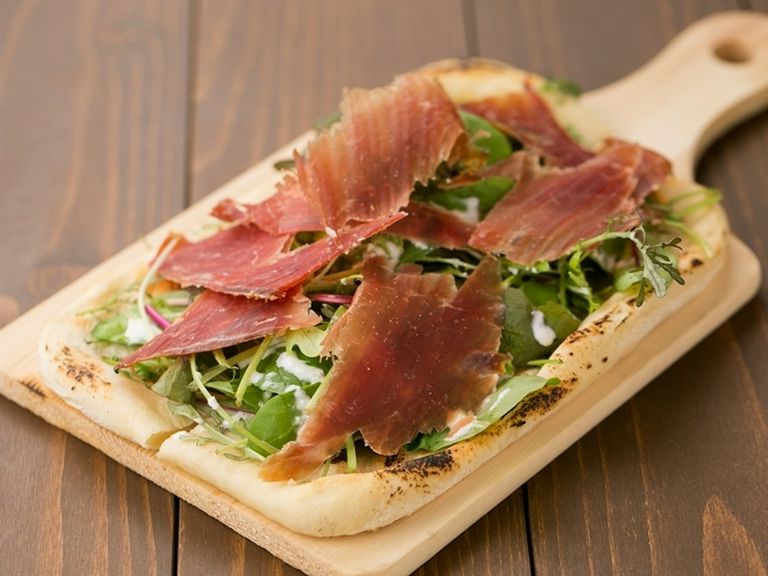 切りたて生ハムのサラダピッツァ