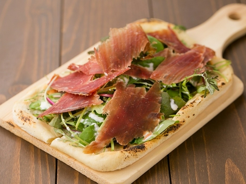 切りたて生ハムのサラダピッツァ