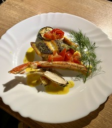 繊細さを味わう『ムール貝の鉄板ワイン蒸し　黒コショウの薫り』