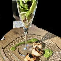 料理のこだわりがふんだんに詰まった2時間飲み放題が付いた特別メニューです。大人数も考慮しております