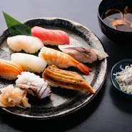 【裕太朗寿し】がある市場の中で仕入れた魚を、そのまま提供できるのが一番の強み。だからこそ、価格はどれも良心的。新鮮で旬なネタをたっぷり堪能できます。