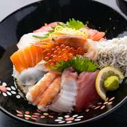 市場で仕入れたネタをふんだんに使った海鮮丼。その日のオススメのネタがてんこ盛り！赤だし付き
