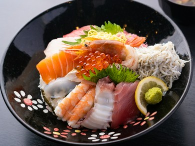約12種類のネタが一度に愉しめる『大漁海鮮丼』