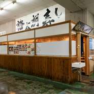 平日は近隣で働く方によくご利用いただいていますが、週末はアウトレットモールを訪れた方が立ち寄ってくださいます。活気あふれる青空市場の雰囲気を楽しんでいただき、お腹も満たしていただければと思います。