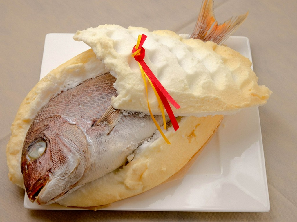 お祝い料理に相応しい、めでたい真鯛を使った一品