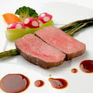 京都丹波高原の綺麗な空気と水に育まれた丹波牛は、肉質が柔らかくて、脂がさっぱりとしているのが特徴。とてもジューシーで、口中に美味しさがあふれかえります。