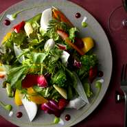 季節の野菜が華やかに彩る一皿。15種類以上の無農薬野菜を使った『農園サラダ』