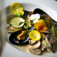 旬の魚介を素材の味が活きる調理法で。卓越したソース使いが際立つ『本日入荷の鮮魚の魚料理』