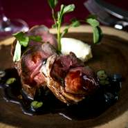 この時期限定のジューシーな味わいに胸が高まる『丹波産　夏鹿のロースト　ブルーベリーソース』