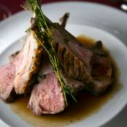 肉汁を使ったソースとの一体感が秀逸な『仔羊のロースト』