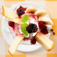 ベリーベリーチーズケーキパフェ