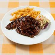 ミディアムに焼き上げたロースステーキは180ｇ。柔らかい口当たりと、醤油と酢などを合わせた和風ヴィネグレットソースで、見た目とは裏腹さっぱりした味わい。【ベリーズカフェ】の代表作をじっくり味わえます。