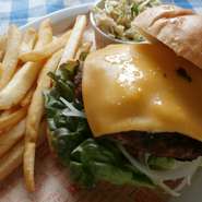 別料金でトッピングが選べます。
チーズ、チリビーンズ、アボカド、ベーコン、ピクルス
（写真はトッピングチーズ）
スープ、ドリンク付き