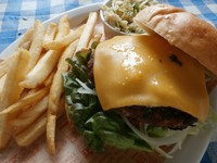 別料金でトッピングが選べます。
チーズ、チリビーンズ、アボカド、ベーコン、ピクルス
(写真はトッピングチーズ)
スープ、ドリンク付き