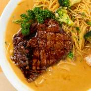 牧草肥育後に穀物肥育をすることで、霜降りが増して、柔らかく良質な肉へと変わっていきます。その穀物肥育を一番長い200日以上した牛肉だけを厳選して仕入れていますので、柔らかく、滑らかな食感を味わえます。