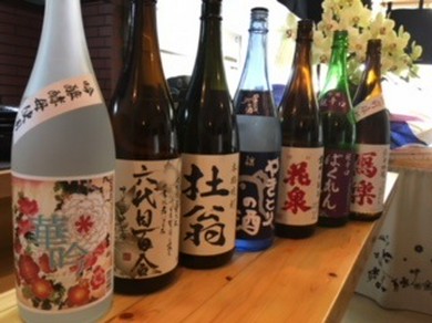 店主の粋な遊び心から揃えられた、花の名前がつく焼酎の数々
