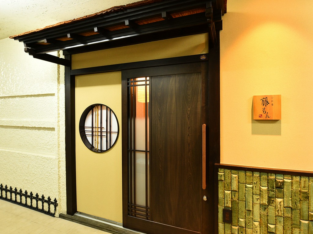 名酒や料理を静かに楽しめる、地下1Fに佇んだ隠れ家的な居酒屋