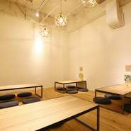 フローリングの床に、4～5名で利用できるテーブル席が用意されています。各テーブルは程よい距離感で配置され、カジュアルでくつろげる雰囲気。リラックスしながら、甘いパフェを頬張る幸せを堪能できます。